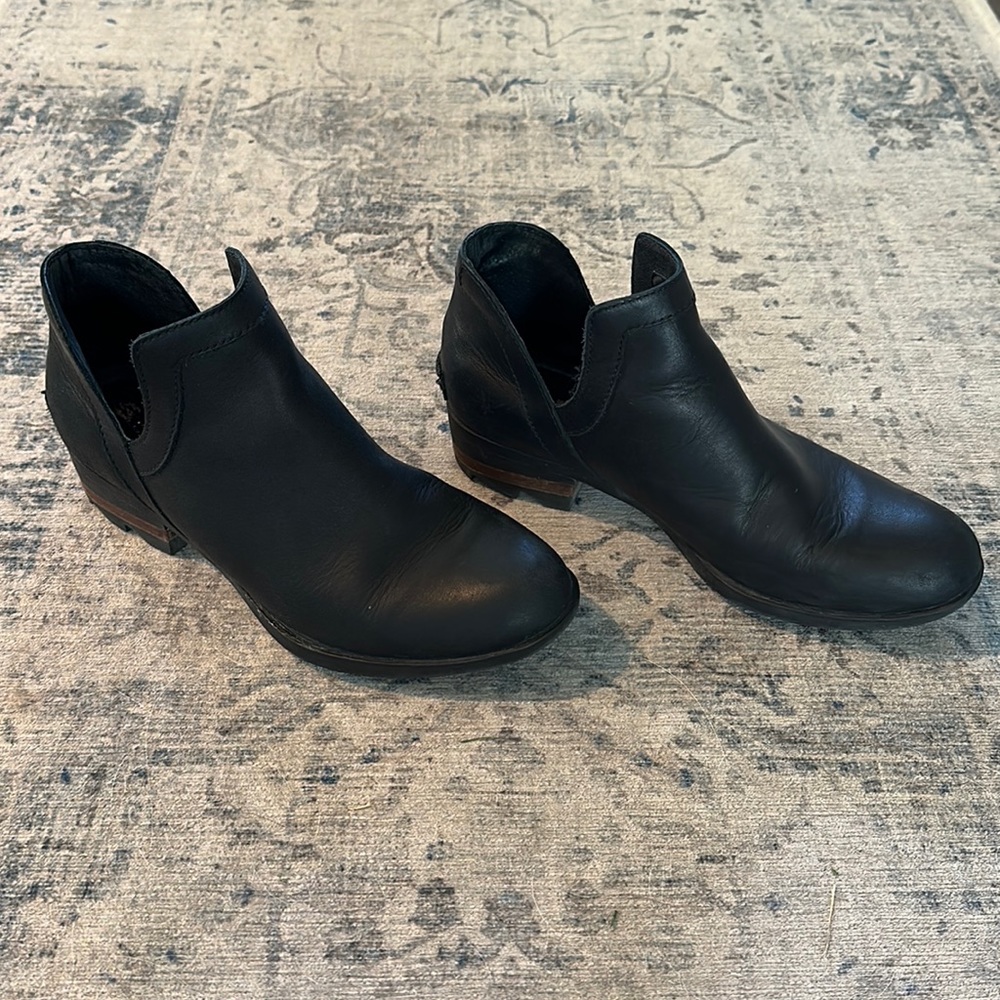 Sorel Lolla Women’s cut out bootie